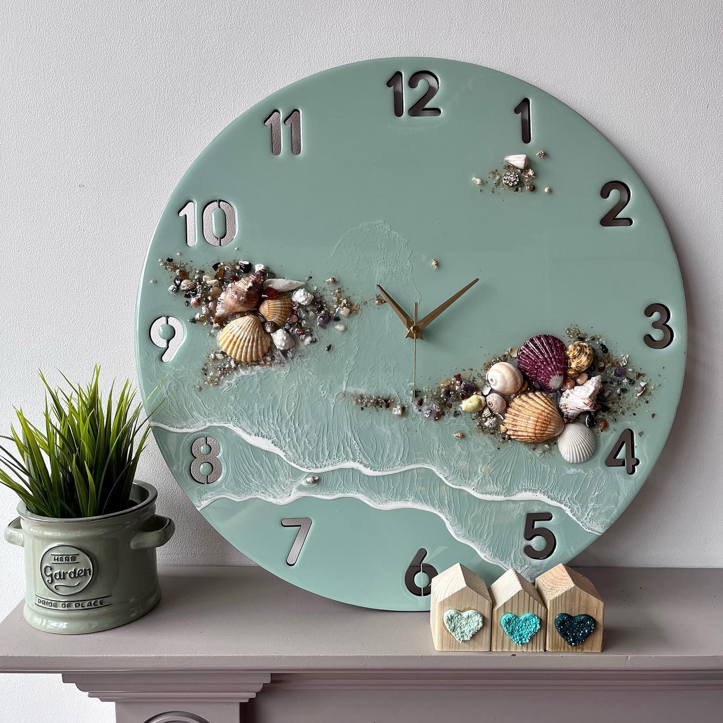 Cream Light With Shells Resin Wall Clock – Customcraft